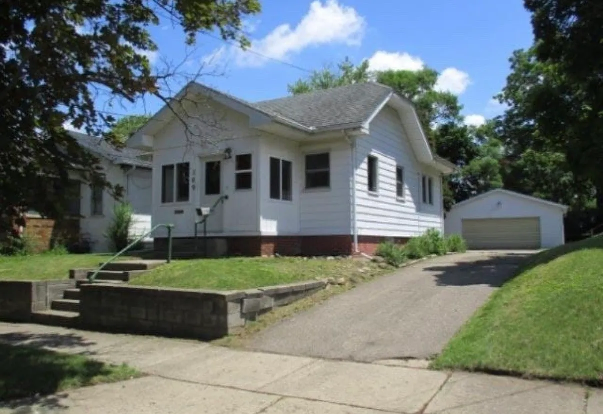 2 bed, 616 sqft, $1,300 — Photo 1