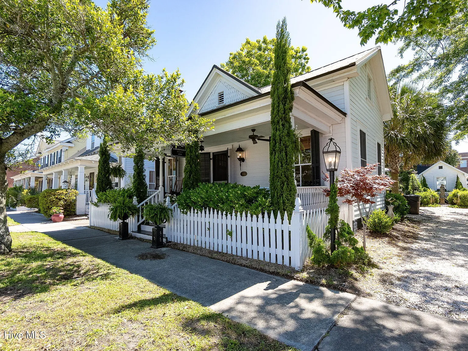 3 bed, 1.5 bath, $2,850 — Photo 2