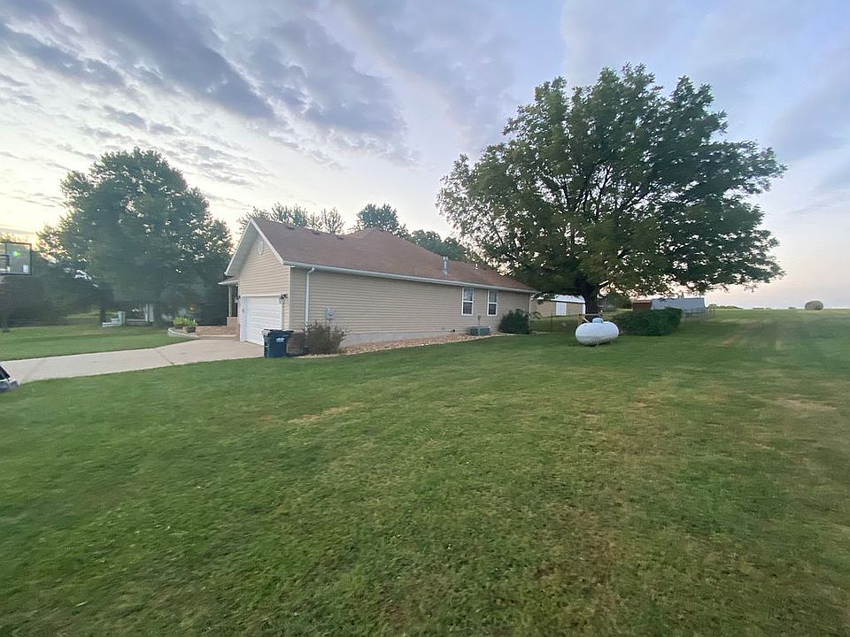 2nd image of 190 E Maple St