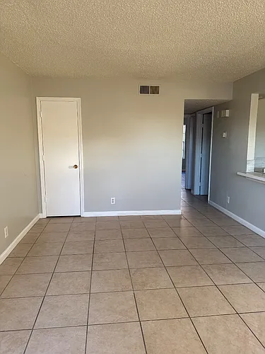 924 San Pedro Dr SE #4 Photo 1