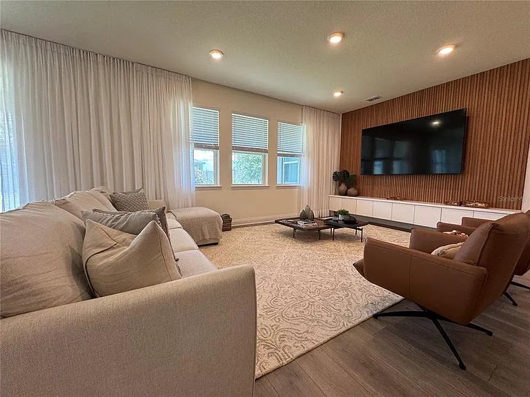 715 Blue Citrus Ln — Photo 25