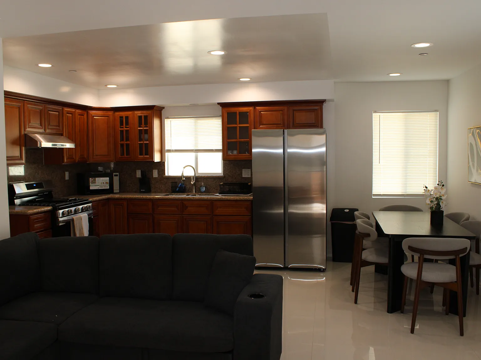 3 bed, 2.5 bath, 1200 sqft, $5,800 — Photo 3