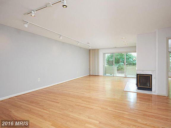 5th image of 19 Luxberry Ct #8