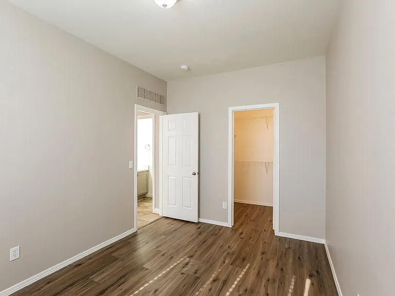 1613 W Saint Catherine Ave — Photo 13