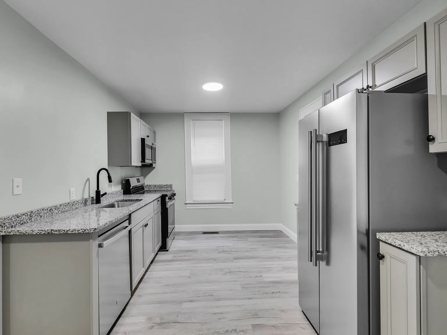 6 bed, 2500 sqft, $3,000 — Photo 1