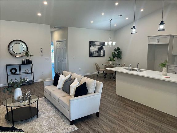 3rd image of 111 Broomer Cres