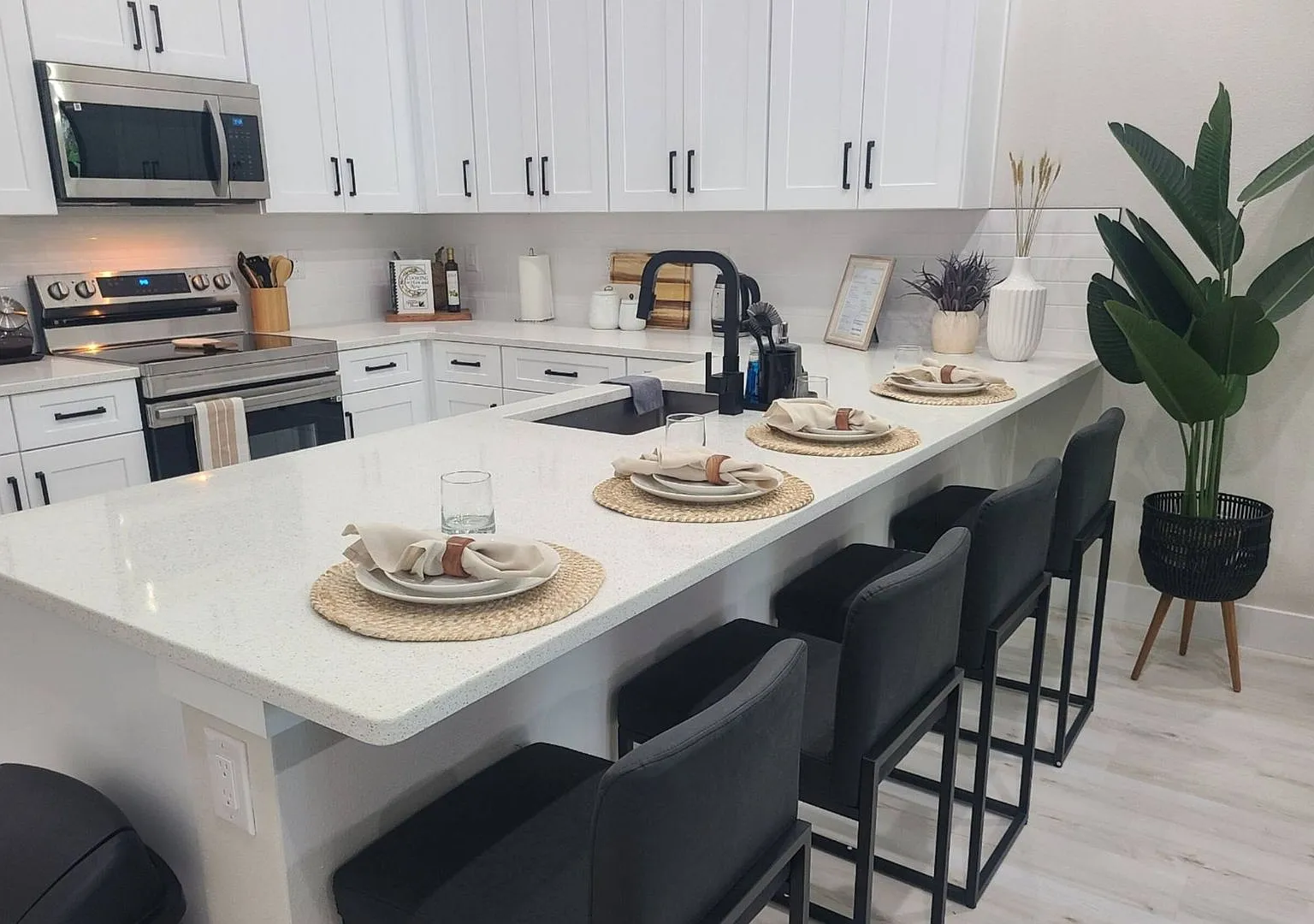Modern Townhome for Rent Modern Living at Its Best! — Photo 2