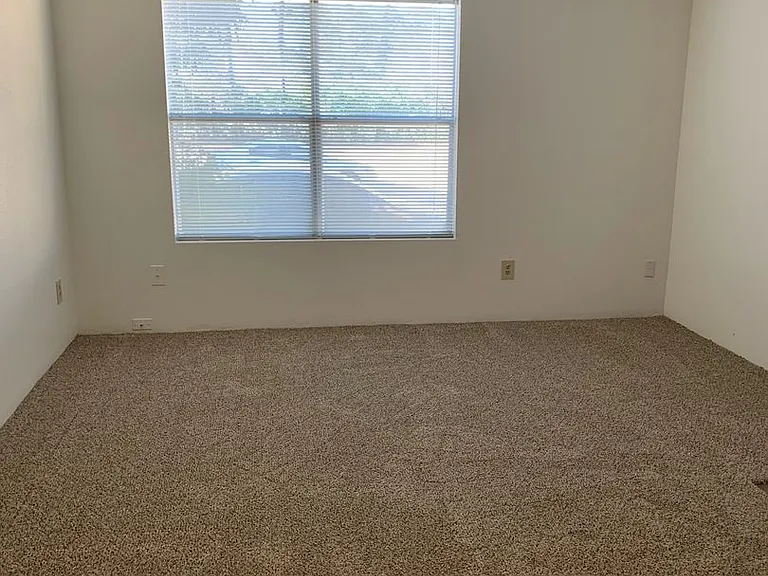 Emerald Cove Apartments — Photo 25
