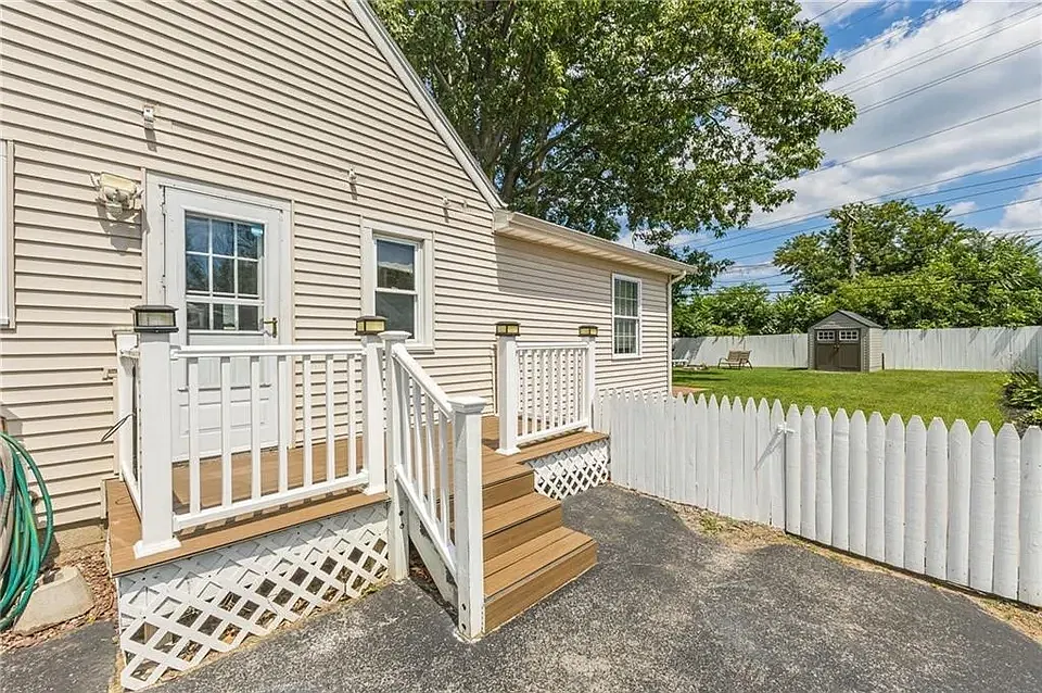 Bennington Dr, Rochester — Photo 2