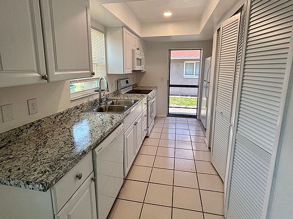 3rd image of 3747 SW Santa Barbara Pl APT 1