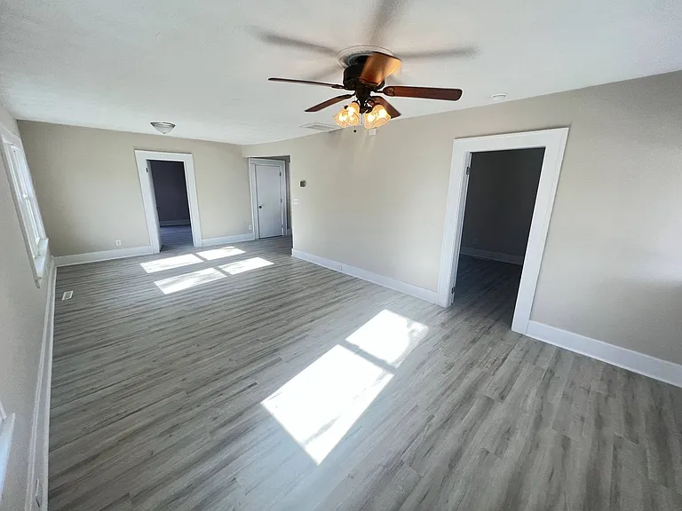 539 S Fort Ave — Photo 3
