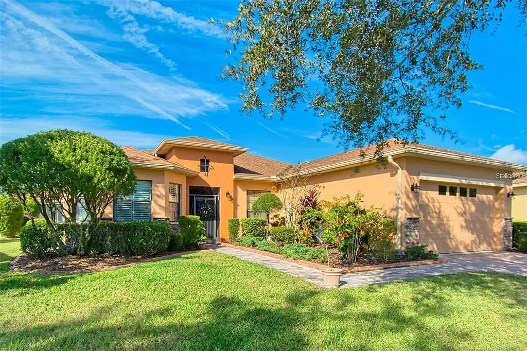 2 bed, 2.0 bath, 2101 sqft, $2,300 — Photo 1