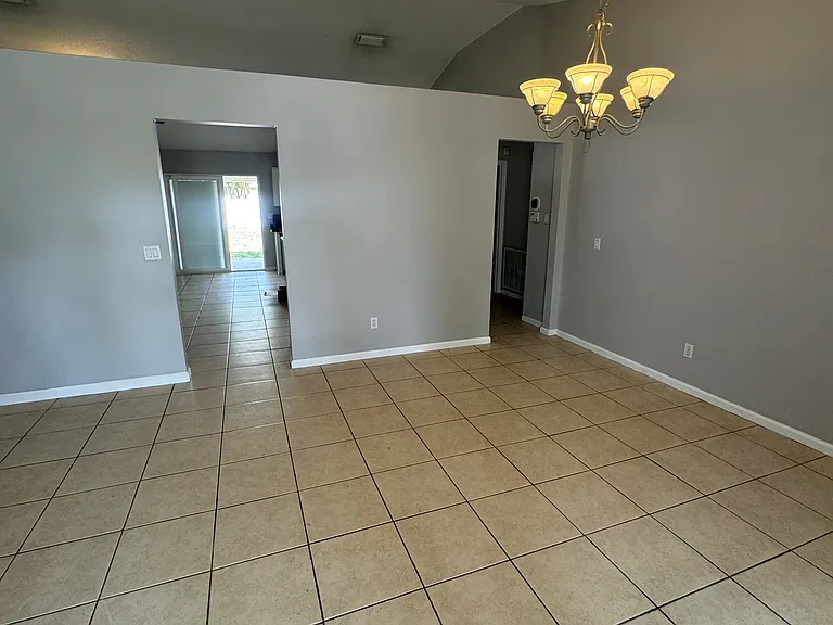 449 SW Fifer Ave — Photo 3