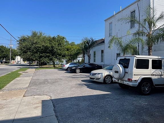2nd image of 3927 Iberville St