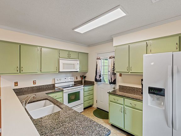 5th image of 382 Booth Ln