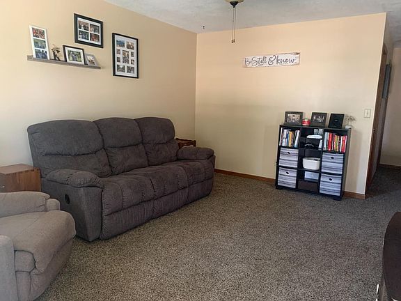 3rd image of 1004 Long Blvd