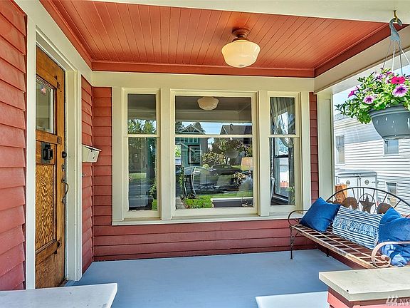 Welcoming (Covered) Front Porch And A Gorgeous Solid Wood Front Door. Large Windows Throughout The Home. New Gas Furnace In 2019 And New Tankless Water Heater In 2014. 