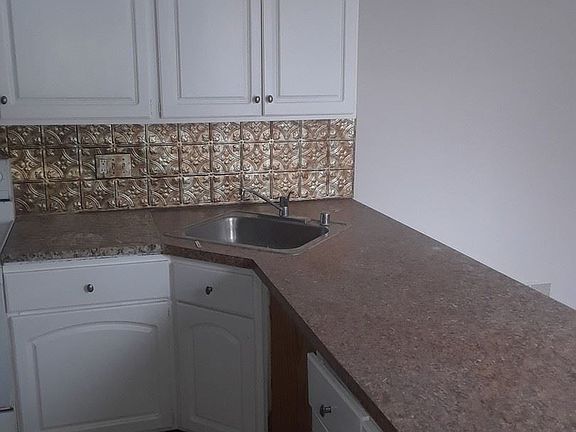5th image of 900 N Adams St APT 1