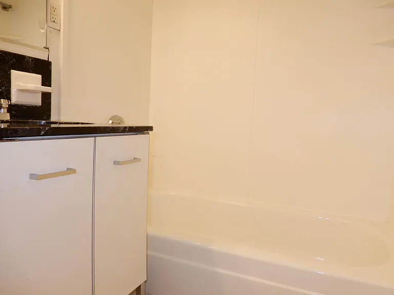 2 Hawthorne Pl #9G — Photo 12