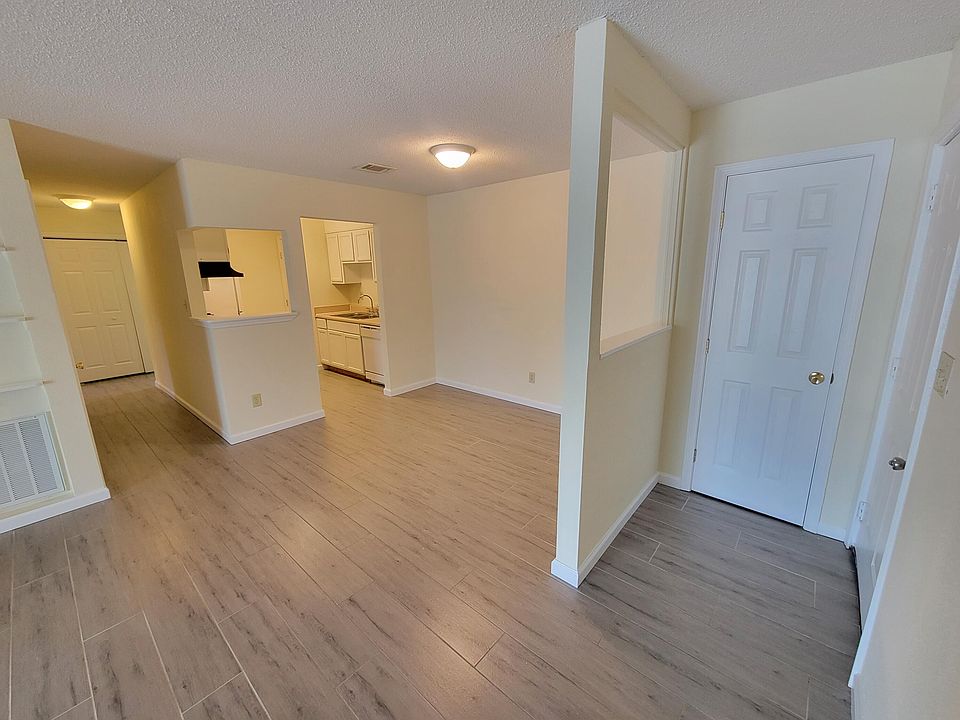 1st image of 1610 Green Briar Pkwy APT 2