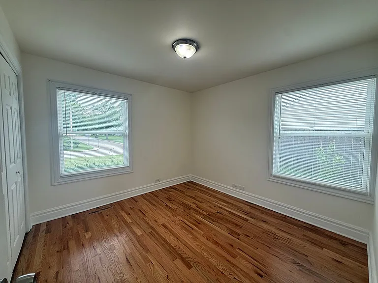 542 Cherry Ln — Photo 2