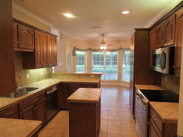 2908 Plymouth Cir — Photo 4