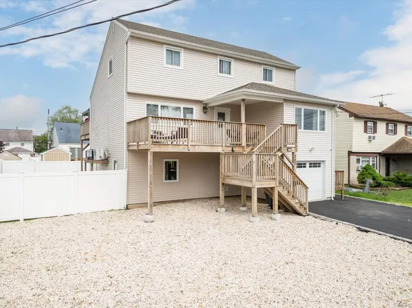 227 Branch Avenue, Freeport, NY 11520