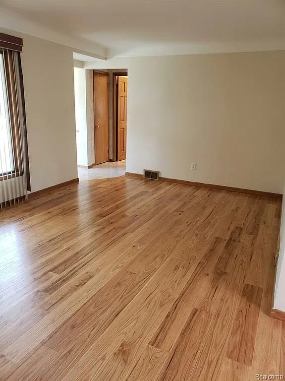 3 bed, 3.0 bath, 3082 sqft, $2,100 — Photo 4
