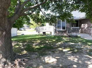 9041 Carpenter Circle Dr, Clive, IA 50325