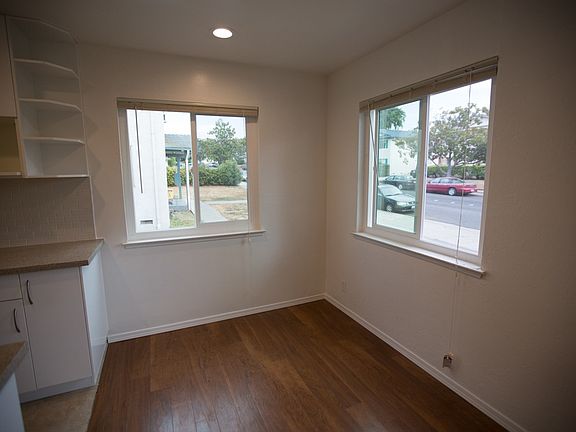 dining area is large enough for a table and benefits from na