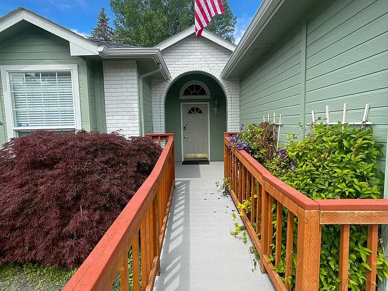 1605 N Eagle Creek Way — Photo 2
