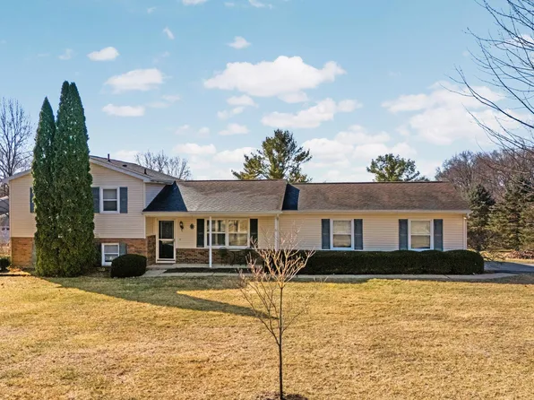 9822 Foxway Ct, Dexter, MI 48130