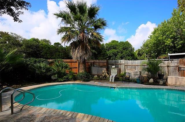 1st image of 1005 Berrywood Dr