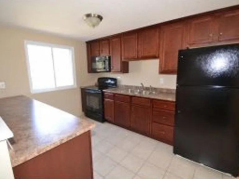 901 Mammoth Rd #6 — Photo 4