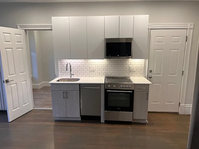 225 Newbury St #4R — Photo 3