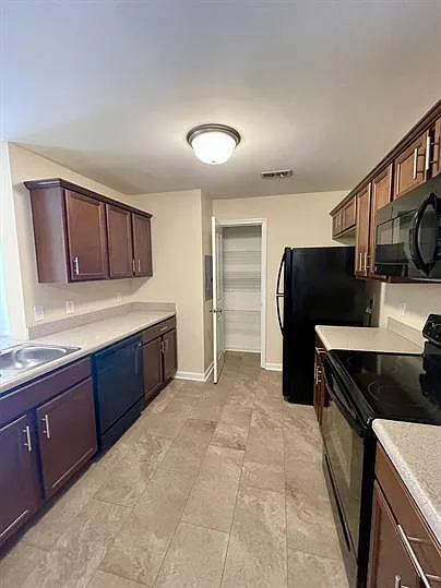 121 Colonnade Street — Photo 3