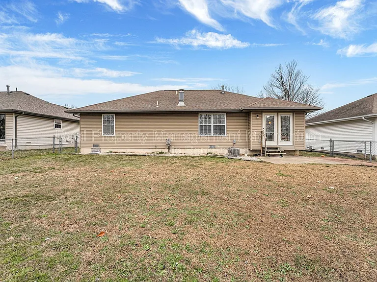 2671 N Cedar Ave — Photo 9