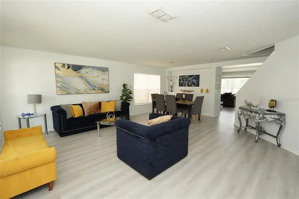 5 bed, 2.5 bath, 2938 sqft, $2,800 — Photo 3