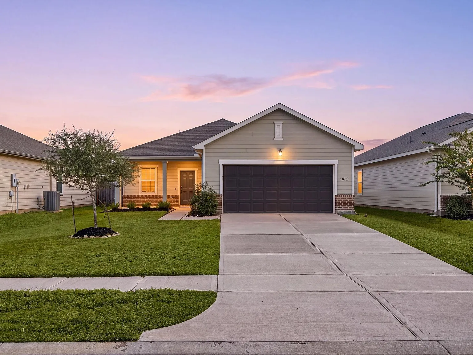 3 bed, 2.0 bath, 1216 sqft, $2,300 — Photo 2