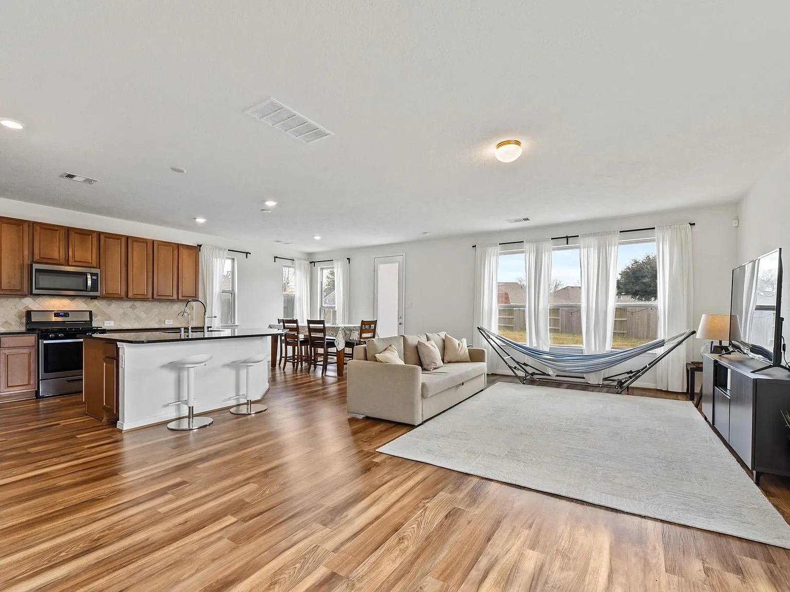 5 bed, 3.0 bath, 2656 sqft, $2,500 — Photo 2