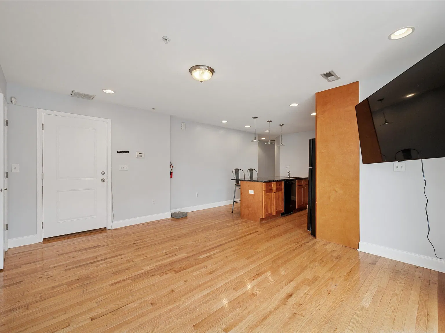 3 bed, 1082 sqft, $2,600 — Photo 4