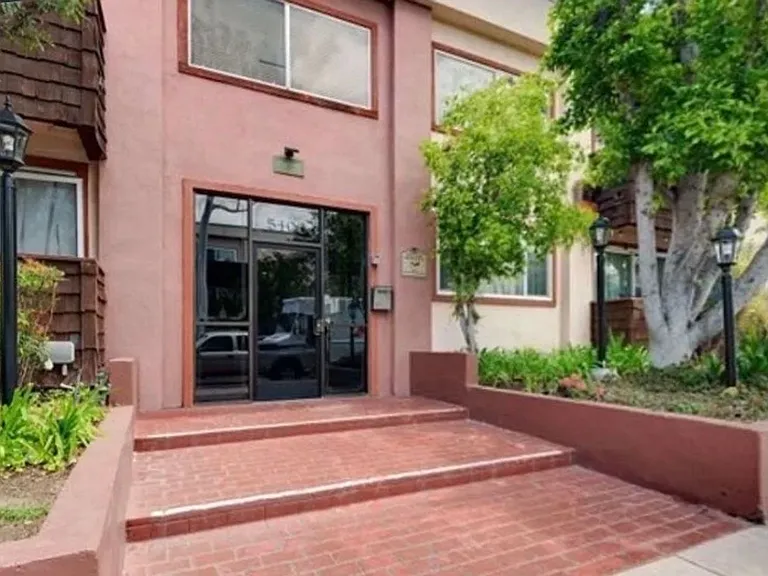5400 Newcastle Ave #68 — Photo 2