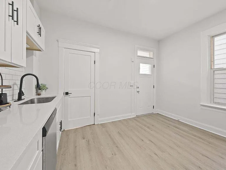 550 W Town St #550 — Photo 8