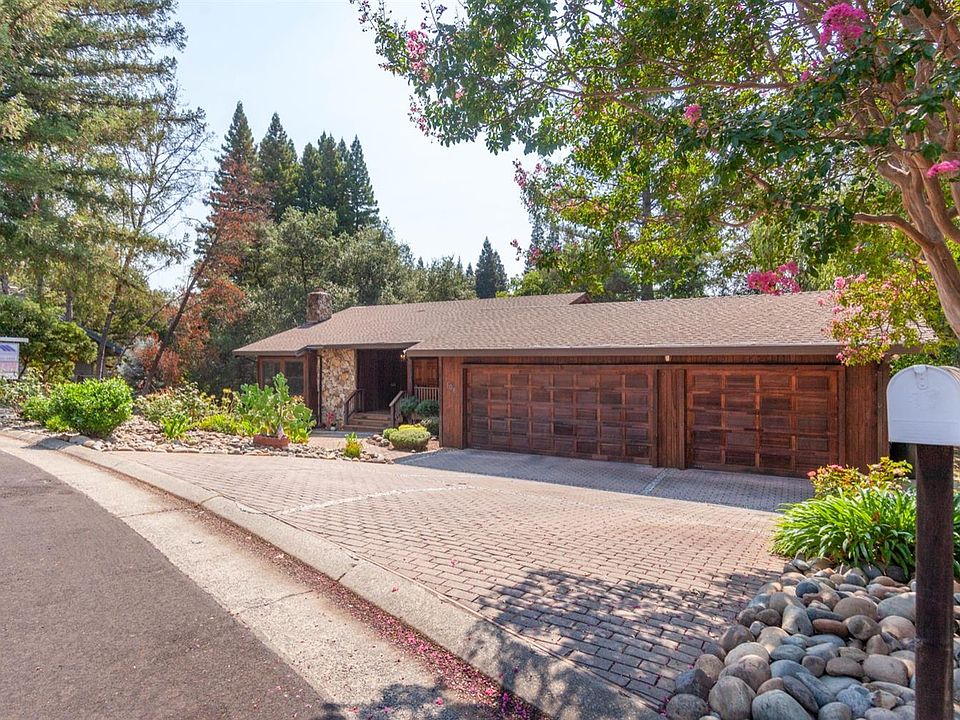 1st image of 104 Grey Canyon Dr