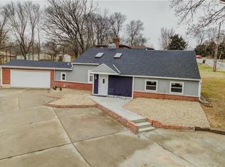 6812 NW Cross Rd, Parkville, MO 64152