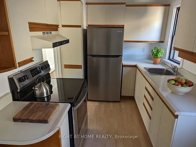 24 Harewood Ave — Photo 7