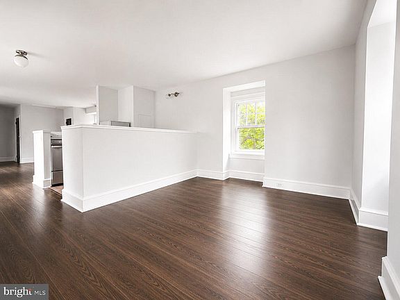 5th image of 186 W Queen Ln APT 3