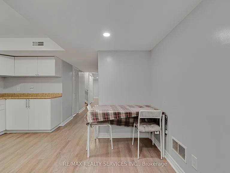 28 Manzanita Cres #BASEMENT — Photo 11