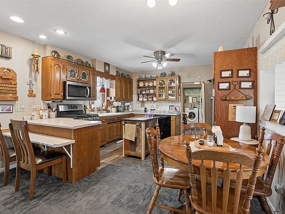 3rd image of 611 N 3rd Ave E
