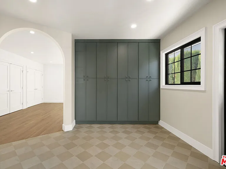 211 S Formosa Ave — Photo 8